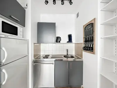Cuisine ou kitchenette dans l'établissement Vue Mer & Calme T2 lumineux avec parking privé