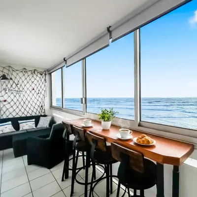 Vue générale sur la mer ou vue sur la mer prise depuis l'appartement