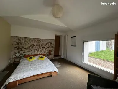 Un ou plusieurs lits dans un hébergement de l'établissement Belle et grande maison avec piscine à coté de la mer