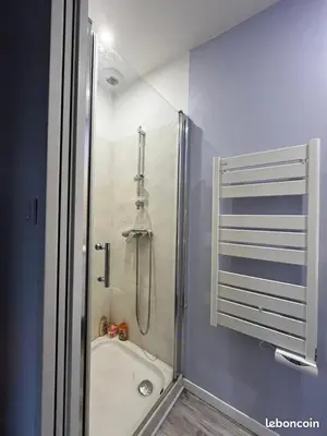 Salle de bains dans l'établissement Belle et grande maison avec piscine à coté de la mer