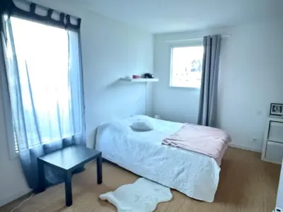 Un ou plusieurs lits dans un hébergement de l'établissement Belle et grande maison avec piscine à coté de la mer