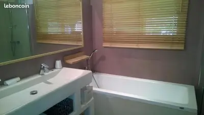 Salle de bains dans l'établissement Belle et grande maison avec piscine à coté de la mer