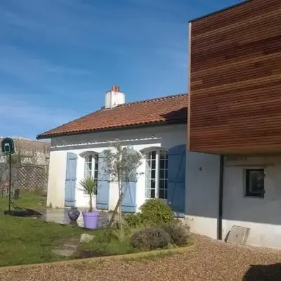Belle et grande maison avec piscine à coté de la mer