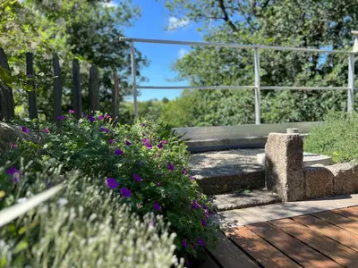 Jardin de l'établissement Les Iris - Maison chaleureuse
