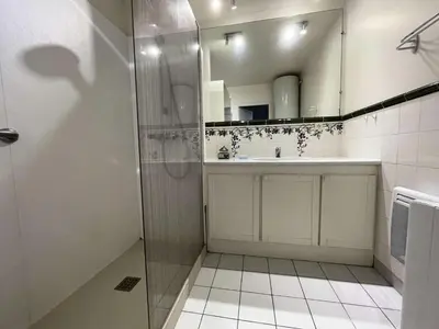 Salle de bains dans l'établissement Résidence La Vague - Location de Vacances - PORNICHET - BONNE SOURCE - FACE MER MAE-6743