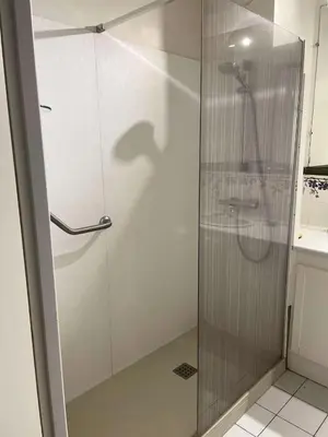 Salle de bains dans l'établissement Résidence La Vague - Location de Vacances - PORNICHET - BONNE SOURCE - FACE MER MAE-6743