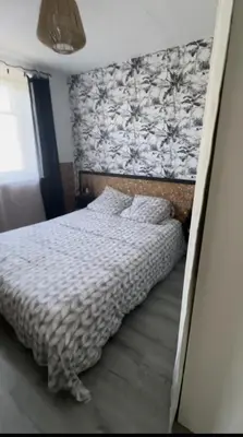 Un ou plusieurs lits dans un hébergement de l'établissement Maison une chambre