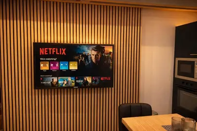 Télévision ou salle de divertissement dans l'établissement Séjour raffiné au cœur de la nature