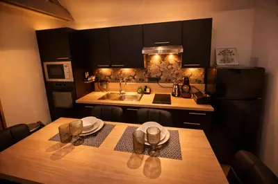 Cuisine ou kitchenette dans l'établissement Séjour raffiné au cœur de la nature