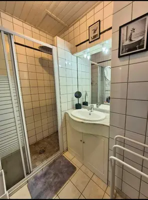 Salle de bains dans l'établissement Maison cosy proche plage