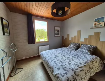 Un ou plusieurs lits dans un hébergement de l'établissement Maison cosy proche plage