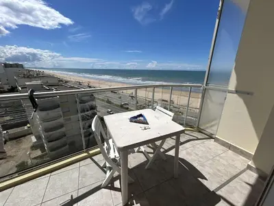 Vue générale sur la mer ou vue sur la mer prise depuis l'appartement