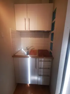 Cuisine ou kitchenette dans l'établissement Le studio