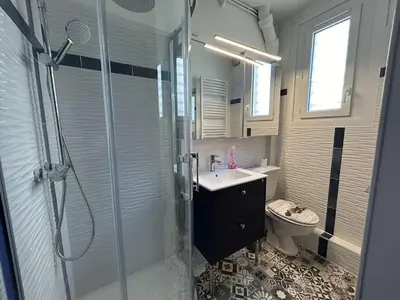 Salle de bains dans l'établissement SJ000-JOS - Appart 2 pièces cabine 4 couchages SAINT JEAN DE MONTS
