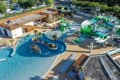 Piscine de l'établissement Mobilhome 400m de la plage Camping 5 étoiles ou située à proximité