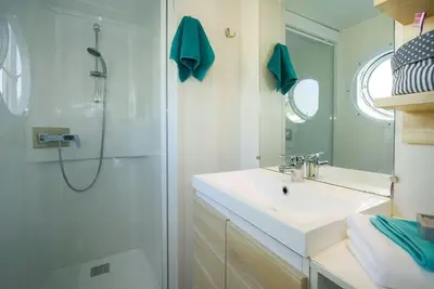 Salle de bains dans l'établissement Mobilhome 400m de la plage Camping 5 étoiles