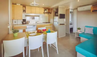 Cuisine ou kitchenette dans l'établissement Mobilhome 400m de la plage Camping 5 étoiles
