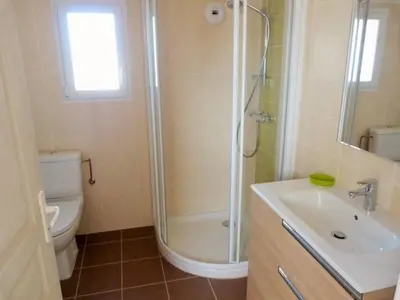 Salle de bains dans l'établissement GU000-05A-Mais 3 pièces - 4 couchages LA GUERINIERE