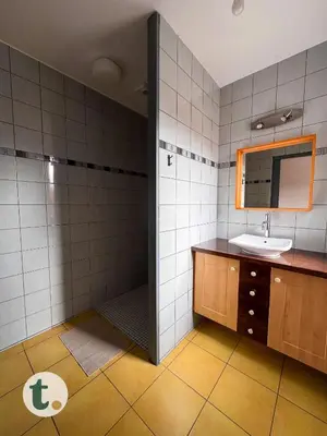Salle de bains dans l'établissement Tranquiloue - Maison Spacieuse - 20 min Puy du Fou