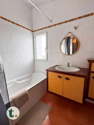 Salle de bains dans l'établissement Tranquiloue - Maison Spacieuse - 20 min Puy du Fou