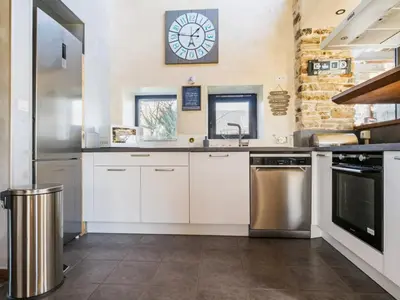 Cuisine ou kitchenette dans l'établissement Gîte de Charme avec Cheminée et Spa en Campagne - FR-1-306-1333