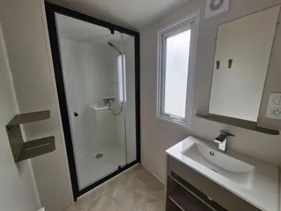 Salle de bains dans l'établissement Mobil Home 4 Pers., Terrasse et Parking, St Jean de Monts - FR-1-777-44