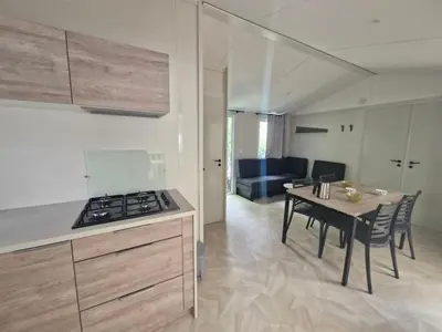 Cuisine ou kitchenette dans l'établissement Mobil Home 4 Pers., Terrasse et Parking, St Jean de Monts - FR-1-777-44