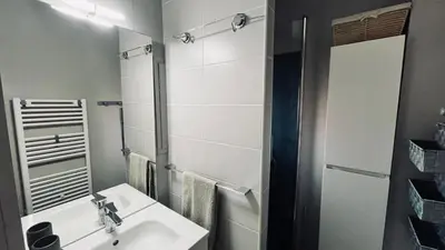 Salle de bains dans l'établissement Le petit marché, T2 emplacement idéal