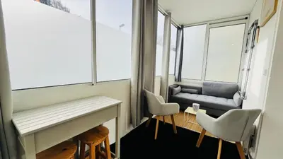 Coin salon dans l'établissement Le petit marché, T2 emplacement idéal