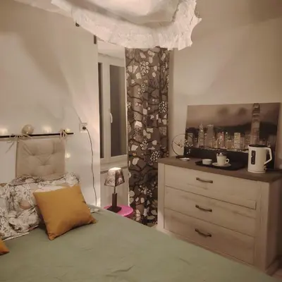 Un ou plusieurs lits dans un hébergement de l'établissement CHAMBrE CHEZ L'HABITANT