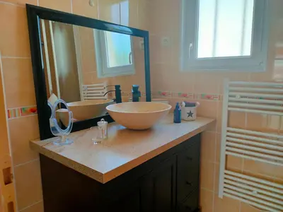 Salle de bains dans l'établissement CHAMBrE CHEZ L'HABITANT