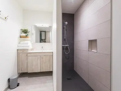 Salle de bains dans l'établissement Gîte au Calme avec Jardin et Parking Pratique - FR-1-306-1335