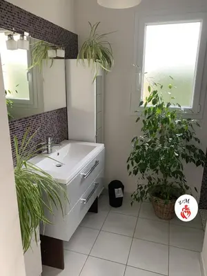 Salle de bains dans l'établissement Maison contemporaine proche du PuyduFou