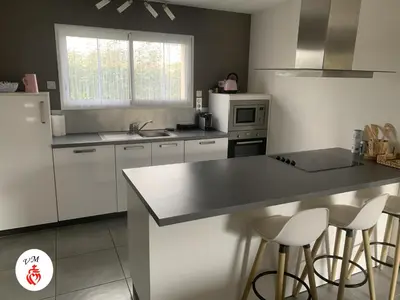 Cuisine ou kitchenette dans l'établissement Maison contemporaine proche du PuyduFou