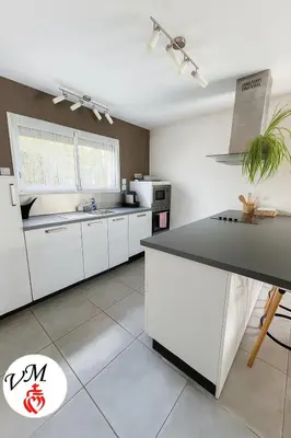 Cuisine ou kitchenette dans l'établissement Maison contemporaine proche du PuyduFou