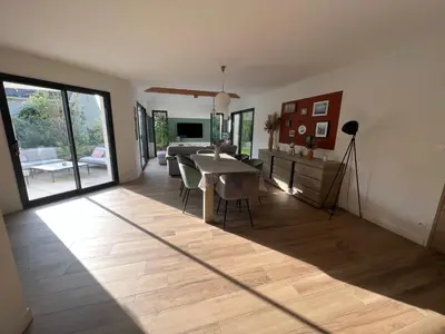 Coin salon dans l'établissement Villa avec piscine et jacuzzi proche de Nantes et de La Baule - Pornichet