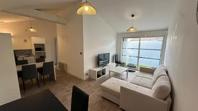 Télévision ou salle de divertissement dans l'établissement Maison cosy proche Aéroport de Nantes