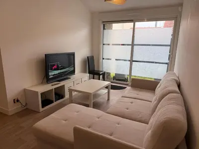 Télévision ou salle de divertissement dans l'établissement Maison cosy proche Aéroport de Nantes