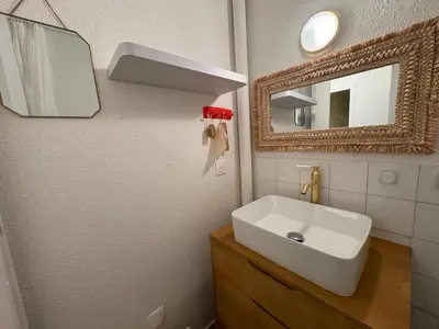 Salle de bains dans l'établissement Éclatant Apt 5 pers avec Balcon et Garage - FR-1-323-599