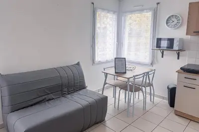 Cuisine ou kitchenette dans l'établissement Le Nid Vendéen - Cozy studio 2-4 pers 15 min du Parc