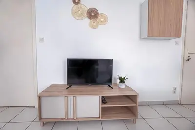 Télévision ou salle de divertissement dans l'établissement Le Nid Vendéen - Cozy studio 2-4 pers 15 min du Parc