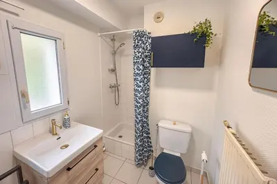 Salle de bains dans l'établissement Le Nid Vendéen - Cozy studio 2-4 pers 15 min du Parc
