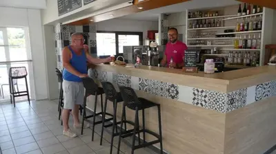Clients de l'établissement ZEcamping 4 animé piscine couverte 1km plage fitness mobil-home TV