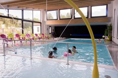 Piscine de l'établissement ZEcamping 4 animé piscine couverte 1km plage fitness mobil-home TV ou située à proximité