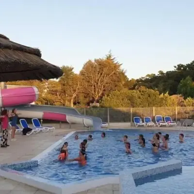 ZEcamping 4 animé piscine couverte 1km plage fitness mobil-home TV