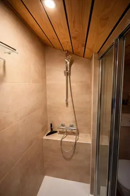 Salle de bains dans l'établissement Refuge cosy pour séjour en couple PDF! Gîte de la grosse pierre