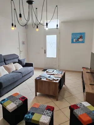 Coin salon dans l'établissement Les Mains Dorées Gîte