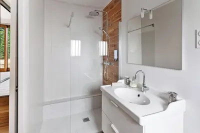 Salle de bains dans l'établissement Les Pavots - Spacieux & Familial