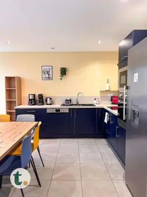 Cuisine ou kitchenette dans l'établissement Tranquiloue - Gite 15 personnes - 10min Puy du Fou