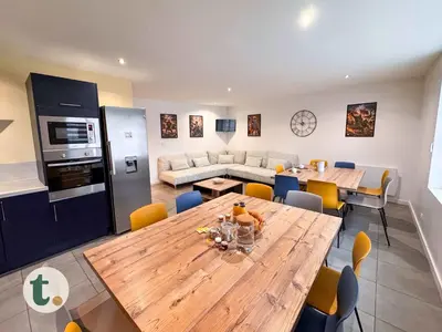 Cuisine ou kitchenette dans l'établissement Tranquiloue - Suite Familiale - 10min Puy du Fou